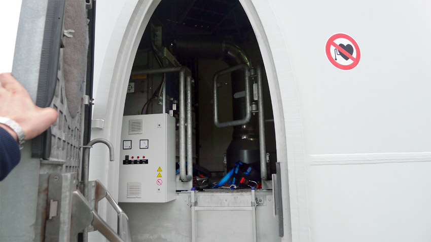 Un escalier en bas du mât s’ouvre sur une entrée ovale. Sitôt la porte ouverte, on entend le bruit de la turbine en fonctionnement.