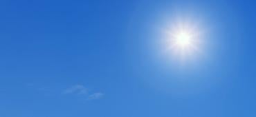 Soleil dans ciel bleu