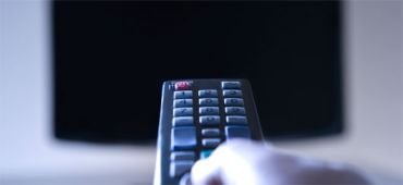 Télé éteinte et télécommande